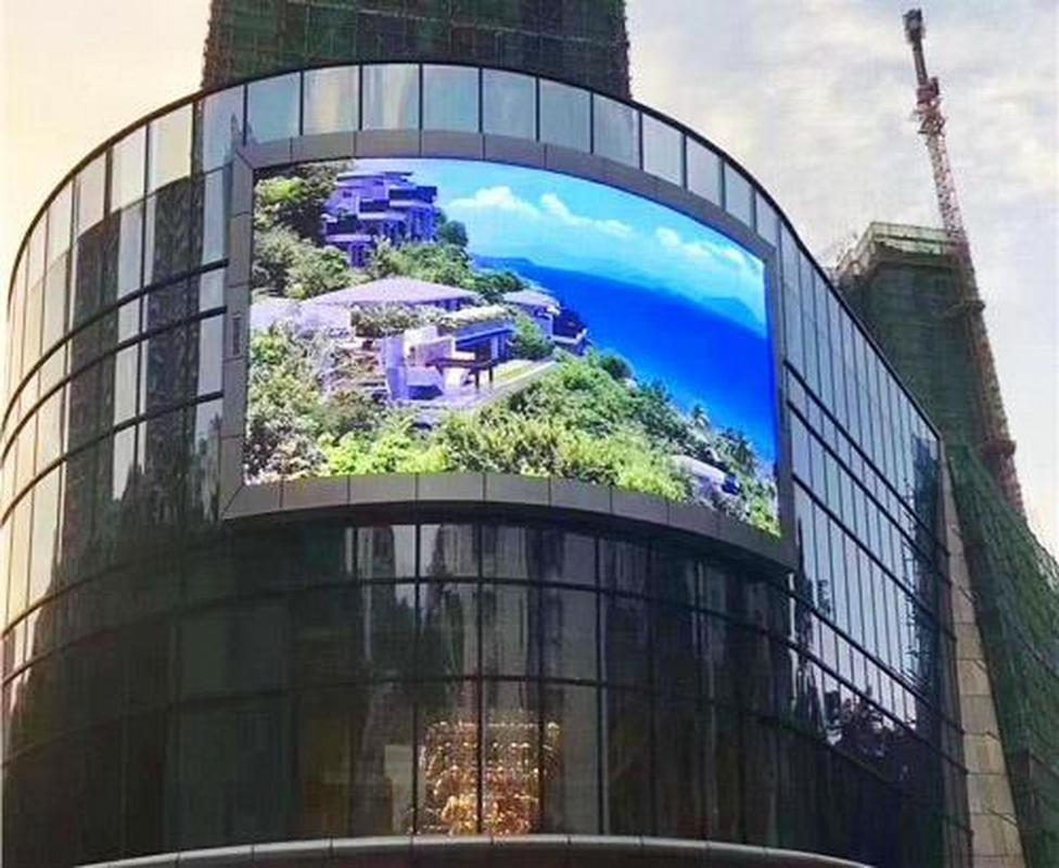 户外LED显示屏如何选择？从面积到点间距的完整指南